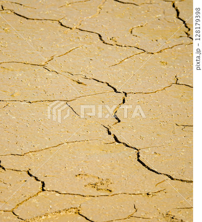 水不足で干上がった湖のひび割れた湖底 128179398
