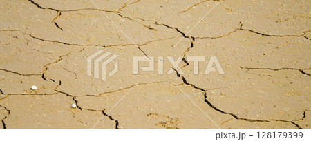 水不足で干上がった湖のひび割れた湖底 128179399