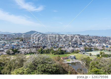 滋賀県彦根市　彦根城から見る彦根の街並み 128179566