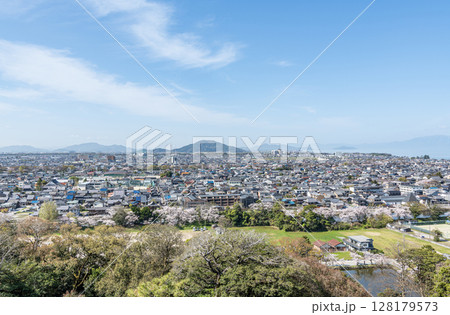 滋賀県彦根市　彦根城から見る彦根の街並み 128179573