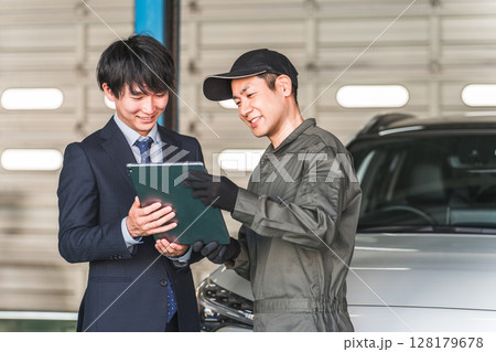 整備工場のピットにいる整備士とフロントマンの男性（診断・メンテナンス・コンピューター診断） 128179678