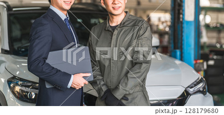 整備工場のピットにいる従業員の男性（自動車整備工場・民間車検場・スタッフ） 128179680