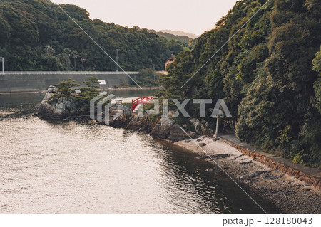 静岡県浜松市の三ヶ日奥浜名湖にある猪鼻湖神社の夕暮れ 静岡県浜松市の三ヶ日奥浜名湖にある猪鼻湖神社の夕暮れ 128180043