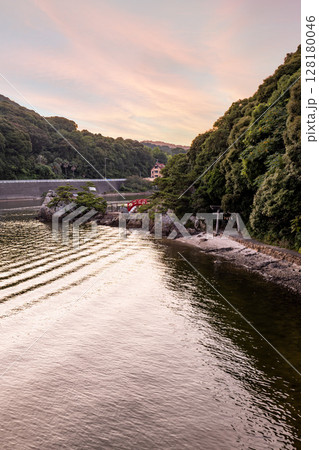 静岡県浜松市の三ヶ日奥浜名湖にある猪鼻湖神社の夕暮れ 128180046