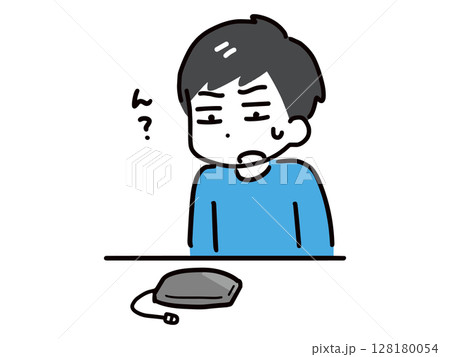 膨張したモバイルバッテリーに気付く男性 128180054