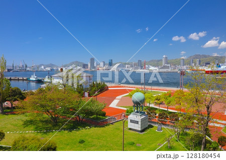 神戸みなと異人館、神戸の港風景と新緑の六甲山（ポートアイランド北公園より） 128180454