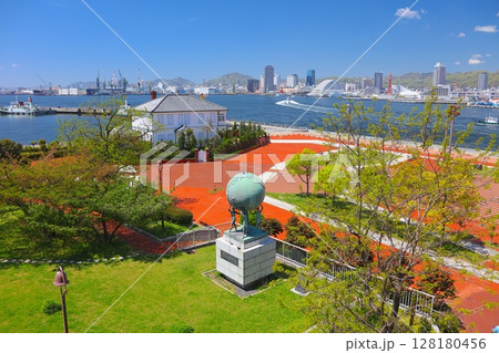 神戸みなと異人館、神戸の港風景と新緑の六甲山(ポートアイランド北公園より) 神戸みなと異人館、神戸の港風景と新緑の六甲山(ポートアイランド北公園より) 128180456