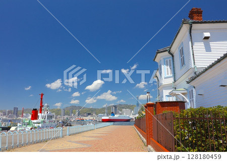 神戸みなと異人館、神戸の港風景と新緑の六甲山（ポートアイランド北公園より） 128180459
