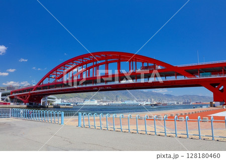 神戸大橋、神戸の港風景と新緑の六甲山（ポートアイランド北公園より） 128180460