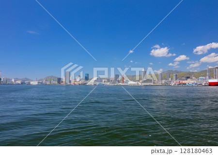 神戸の港風景と新緑の六甲山（ポートアイランド北公園より） 128180463