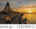 青森港　青い海公園の夕陽 青森観光物産館　 128180511