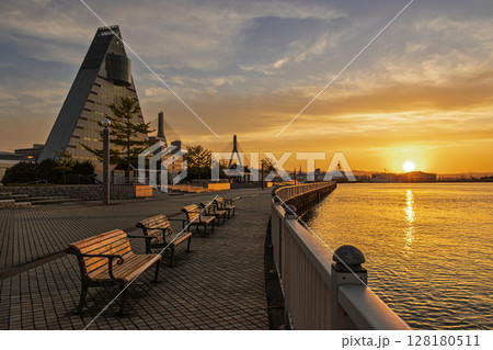 青森港　青い海公園の夕陽 青森観光物産館　 128180511