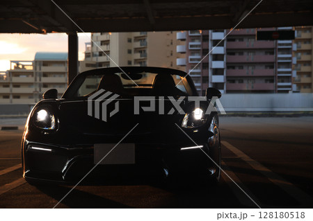 ピカピカの黒いオープンカー 128180518