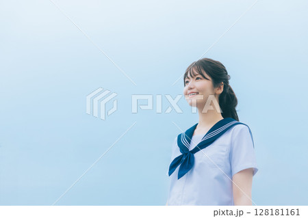 空を見上げる夏服の女子高生 空を見上げる夏服の女子高生 128181161
