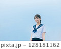 青空背景の女子高生 128181162
