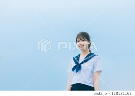 青空背景の女子高生 青空背景の女子高生 128181162