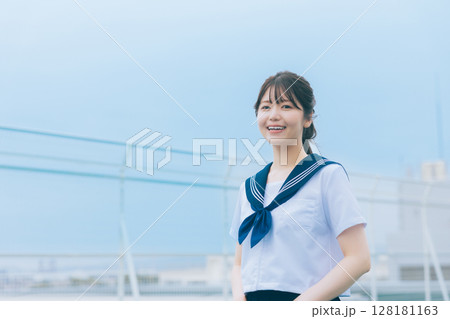 青空背景の女子高生 青空背景の女子高生 128181163