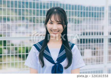 屋上に立つ女子高生 128181558