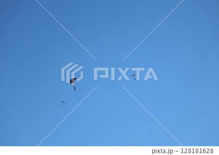 （さいたま・桶川飛行場）大空を飛ぶスカイダイバー 128181628