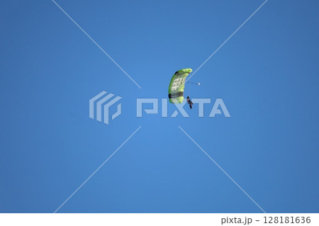 （さいたま・桶川飛行場）大空を飛ぶスカイダイバー 128181636