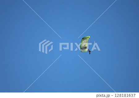 （さいたま・桶川飛行場）大空を飛ぶスカイダイバー 128181637