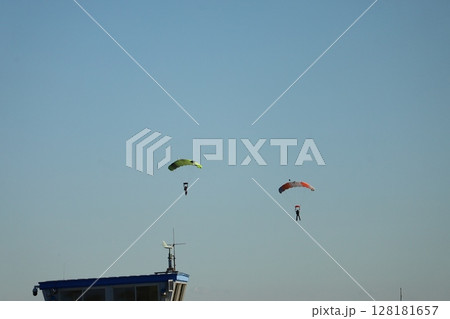 （さいたま・桶川飛行場）大空を飛ぶスカイダイバー 128181657