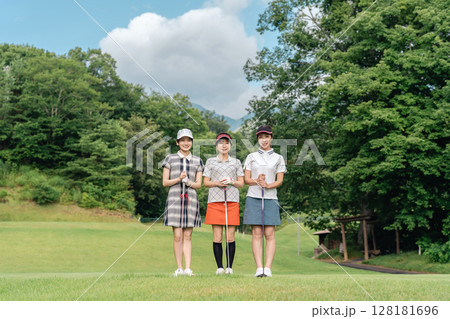ゴルフコースにいる女性ゴルファー（コースデビュー,ゴルフ女子,ゴルフ教室） 128181696