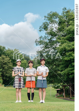 ゴルフコースにいる女性ゴルファー(コースデビュー,ゴルフ女子,ゴルフ教室) ゴルフコースにいる女性ゴルファー(コースデビュー,ゴルフ女子,ゴルフ教室) 128181697