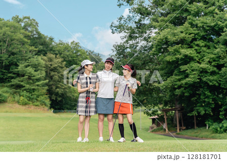 ゴルフコースにいる女性ゴルファー（コースデビュー,ゴルフ女子,ゴルフ教室） 128181701