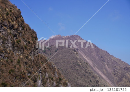 仁田峠より雲仙普賢岳の平成新山 仁田峠より雲仙普賢岳の平成新山 128181723
