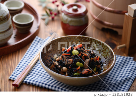 彩り豊かなひじきの煮物 和食の定番副菜 128181928
