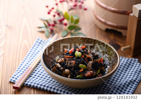 彩り豊かなひじきの煮物 和食の定番副菜 128181932