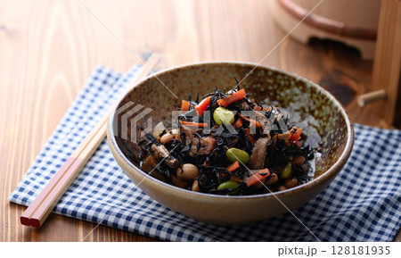 彩り豊かなひじきの煮物 和食の定番副菜 128181935