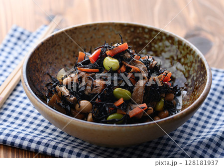 彩り豊かなひじきの煮物 和食の定番副菜 彩り豊かなひじきの煮物 和食の定番副菜 128181937