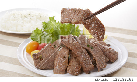 美味しそいに皿盛りされた焼肉 美味しそいに皿盛りされた焼肉 128182163