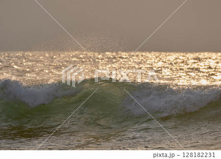 夕暮れの日本海の荒波 128182231
