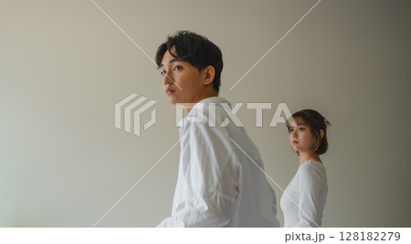 男女のポートレート 男女のポートレート 128182279