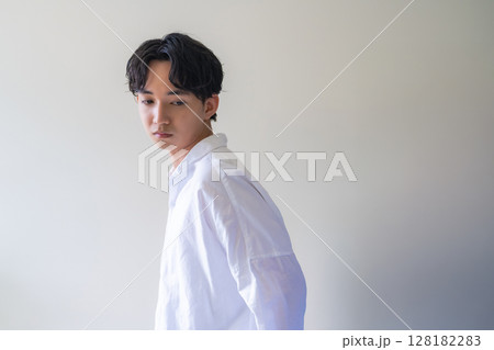 男性ポートレート 128182283