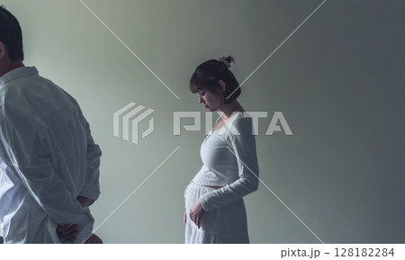 男女のポートレート 128182284