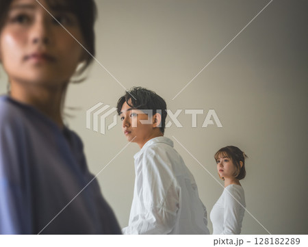 3人の仲間 128182289