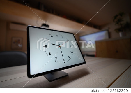 部屋でのワンシーン 128182290