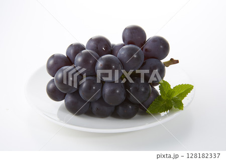 果物_みずみずしい巨峰 果物_みずみずしい巨峰 128182337