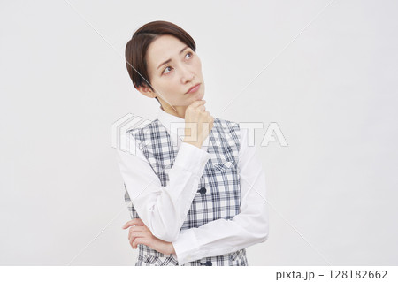 女性　事務員　考える　白背景 128182662