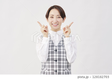 女性 事務員 左右を指差す 白背景 女性 事務員 左右を指差す 白背景 128182703
