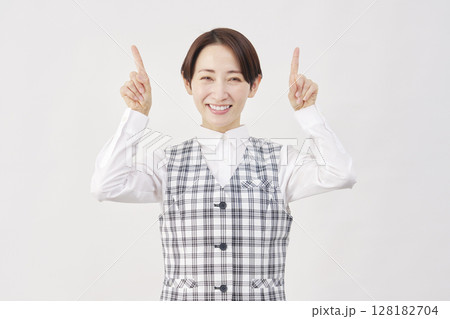女性　事務員　上を指差す　白背景 128182704