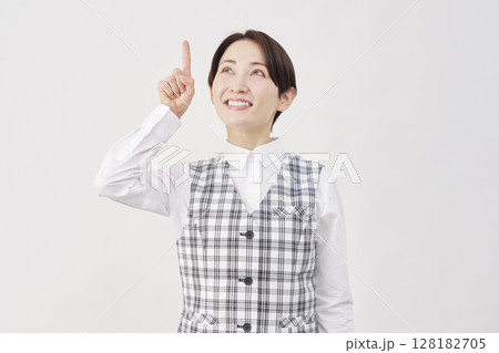 女性　事務員　上を指差す　白背景 128182705