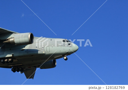 着陸体勢のC-2輸送機　航空自衛隊の戦術輸送機 128182769