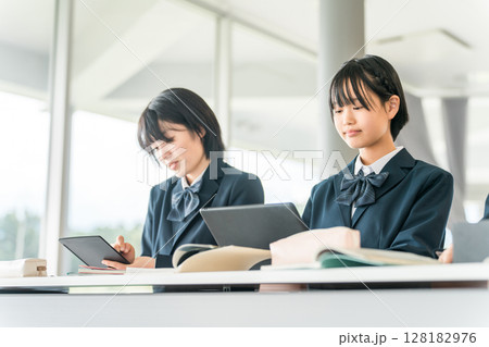 タブレット,パソコンのデジタル端末で授業を受ける小学生,中学生,高校生(ICT教育,eラーニング) タブレット,パソコンのデジタル端末で授業を受ける小学生,中学生,高校生(ICT教育,eラーニング) 128182976
