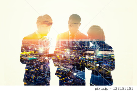 多国籍ビジネスパーソングループのシルエットとネットワークイメージのコラージュ 多国籍ビジネスパーソングループのシルエットとネットワークイメージのコラージュ 128183183