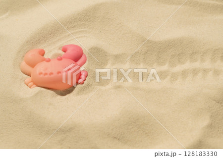 Footprint of a crab beach toy on a beautiful sandy beach. Natural background. Summer concept. Top view Footprint of a crab beach toy on a beautiful sandy beach. Natural background. Summer concept. Top view 128183330